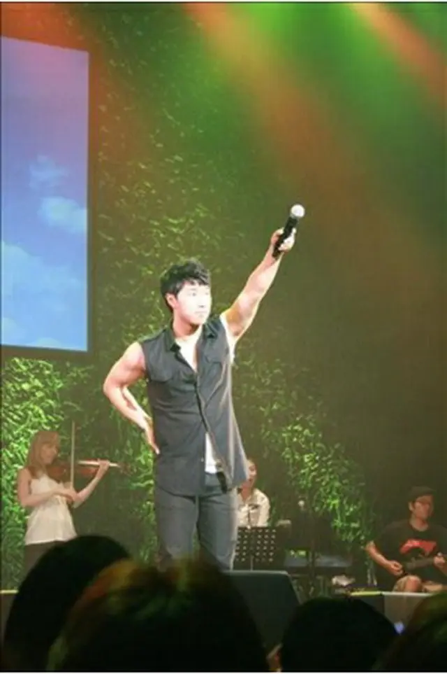 客席に呼びかけるキム・ジノ＝8日、東京（聯合ニュース）