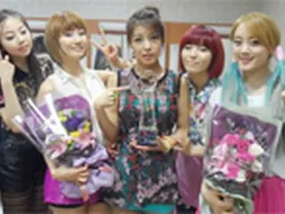 「Wonder Girls」、音楽番組1位の記念写真を公開