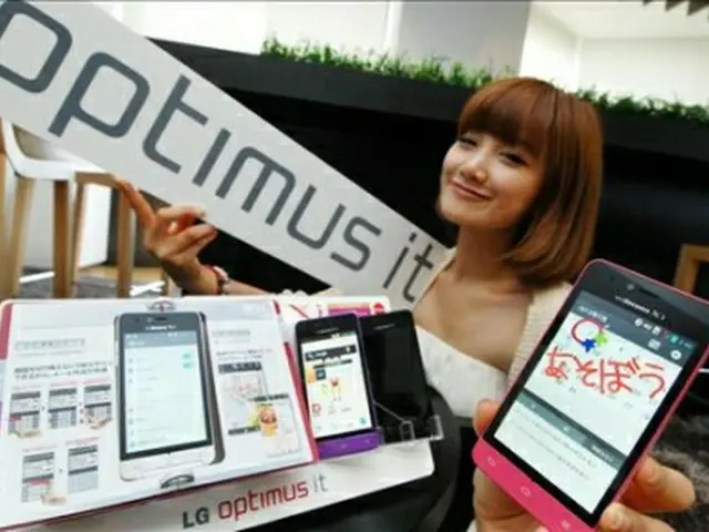 LG電子のスマートフォン「Optimus　it　L－05D」＝（聯合ニュース）