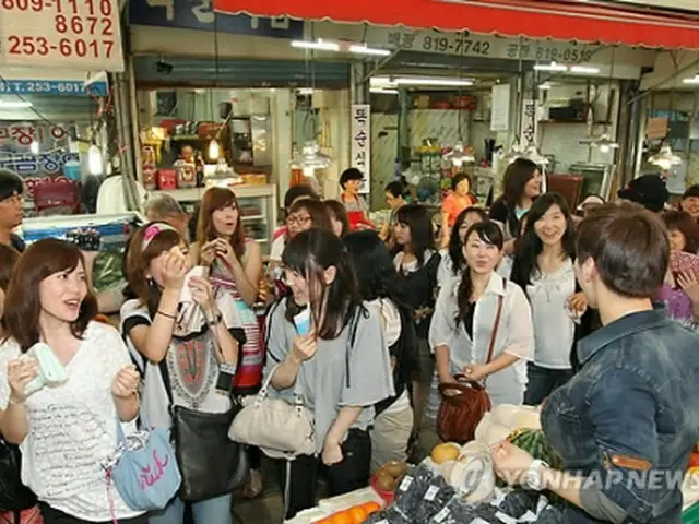 韓国在来市場を観光する日本人女性ら（資料写真）＝（聯合ニュース）