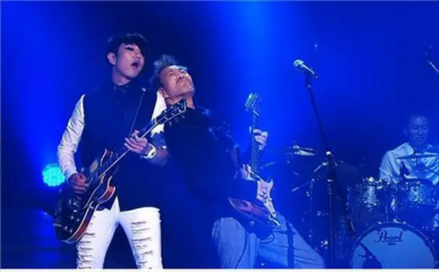 「春夏秋冬」ボーカル、キム・ジョンジン（右）