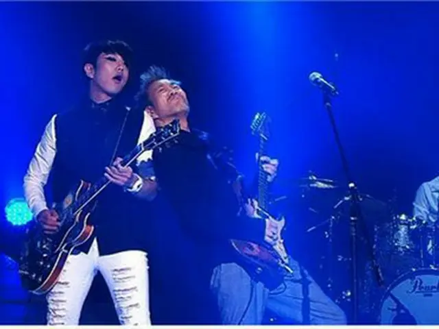 「春夏秋冬」ボーカル、キム・ジョンジン（右）