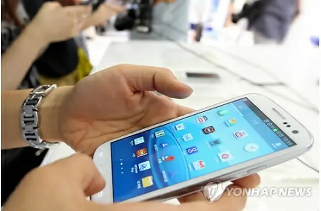 サムスン電子の最新型スマートフォン「ギャラクシーS3」＝（聯合ニュース）