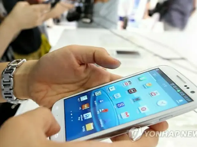 サムスン電子の最新型スマートフォン「ギャラクシーS3」＝（聯合ニュース）