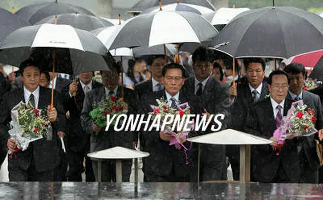 光州の国立墓地で民衆抗争追慕塔に献花する北朝鮮側代表団＝１４日、光州（聯合）