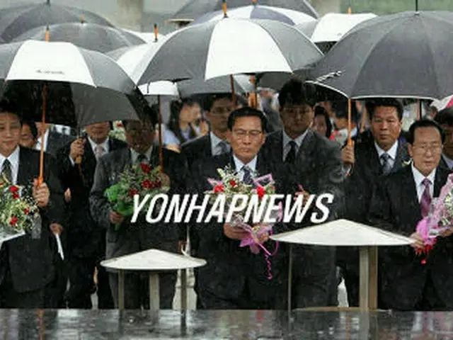 光州の国立墓地で民衆抗争追慕塔に献花する北朝鮮側代表団＝１４日、光州（聯合）