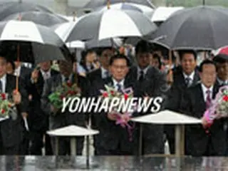 統一大祝典の北朝鮮代表団、光州の国立墓地を参拝