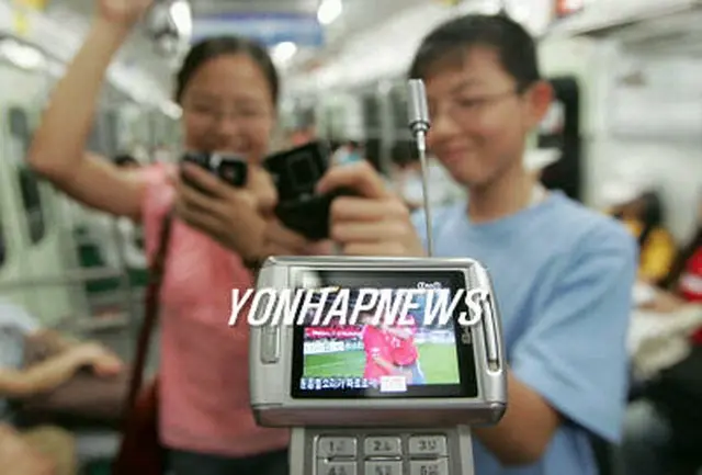 地下鉄車内などでもテレビ放送の視聴が出来る地上波ＤＭＢ＝６月７日、聯合