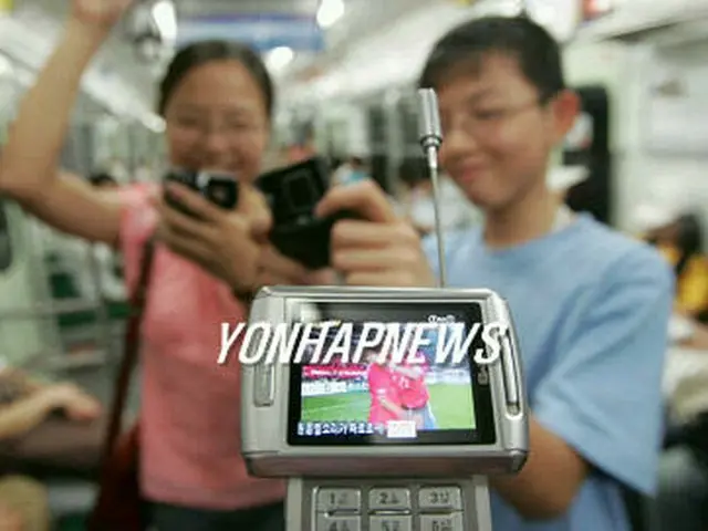 地下鉄車内などでもテレビ放送の視聴が出来る地上波ＤＭＢ＝６月７日、聯合