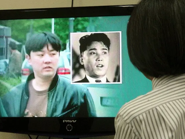 １５日、日本フジテレビで放送された北朝鮮金正日国防委員長の次男正哲氏と推定される人物（左）。フジテレビがドイツで活動中の姿を撮ったものだ。テレビ画面の中央右側は金正哲の祖父ある故金日成北朝鮮主席。（ＭＢＣＴＶ撮影＝YONHAP NEWS）