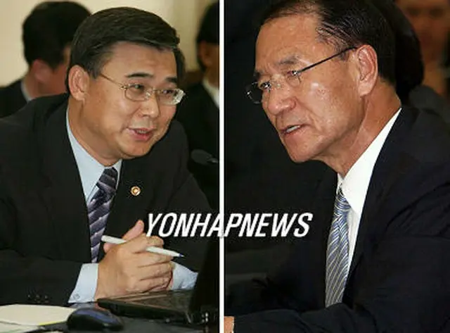 質問する金容甲議員（右）と、回答する李鍾ソク長官＝２３日、ソウル（聯合）