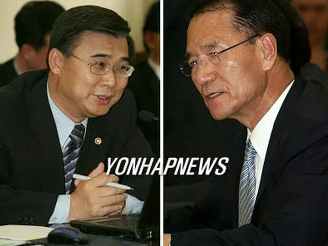 質問する金容甲議員（右）と、回答する李鍾ソク長官＝２３日、ソウル（聯合）