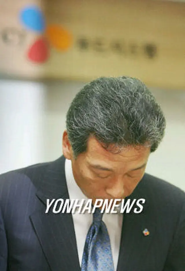会見で頭を下げ謝罪するイ・チャングン代表理事＝２６日、ソウル（聯合）