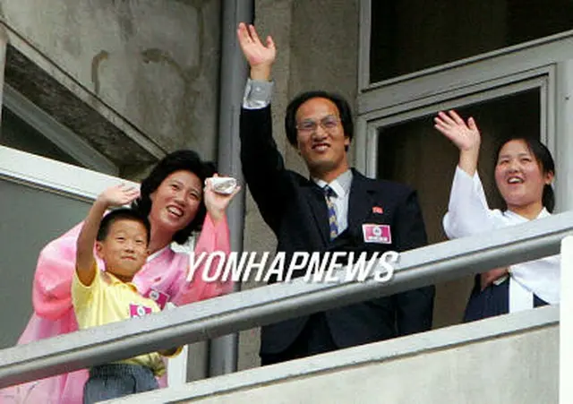 面会を終え、崔桂月さんらが乗るバスに手を振る金英男さん一家＝２８日、金剛山（聯合）
