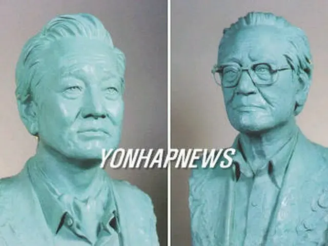 ＜映画人名誉の殿堂＞に展示される故シン・サンオク監督（左）とユ・ヒョンモク監督の像＝30日、ソウル（聯合）