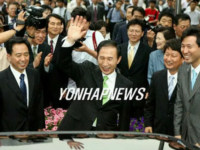 式を終え、市民らに手を振る李明博市長＝３０日、ソウル（聯合）