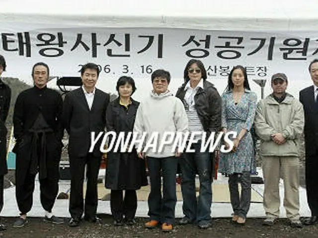 3月に済州道の撮影セット現場で記念撮影をするドラマの主演者と監督、脚本家ら＝2006年、連合