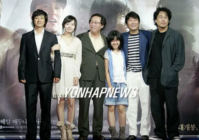 試写会に出席した主演俳優と監督。左からパク・ヘイル、ペ・ドゥナ、ピョン・ヒボン、コ・アソン、ソン・ガンホ、ポン・ジュノ監督＝4日、ソウル（聯合）