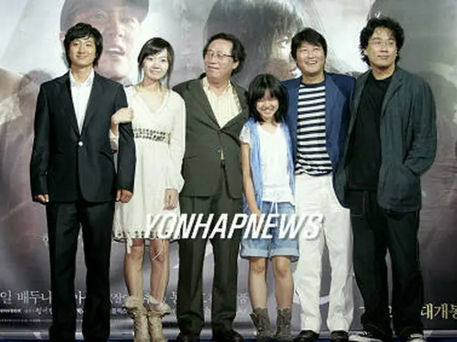 試写会に出席した主演俳優と監督。左からパク・ヘイル、ペ・ドゥナ、ピョン・ヒボン、コ・アソン、ソン・ガンホ、ポン・ジュノ監督＝4日、ソウル（聯合）