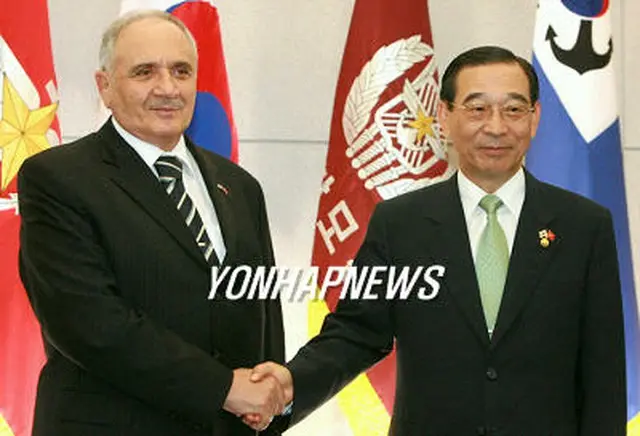 会談前に握手を交わす尹光雄・国防部長官（右）とトルコのギョニュル国防相＝４日、ソウル（聯合）