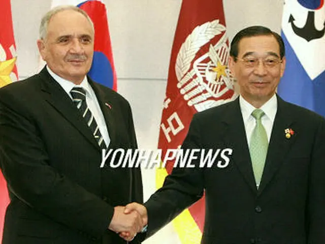 会談前に握手を交わす尹光雄・国防部長官（右）とトルコのギョニュル国防相＝４日、ソウル（聯合）