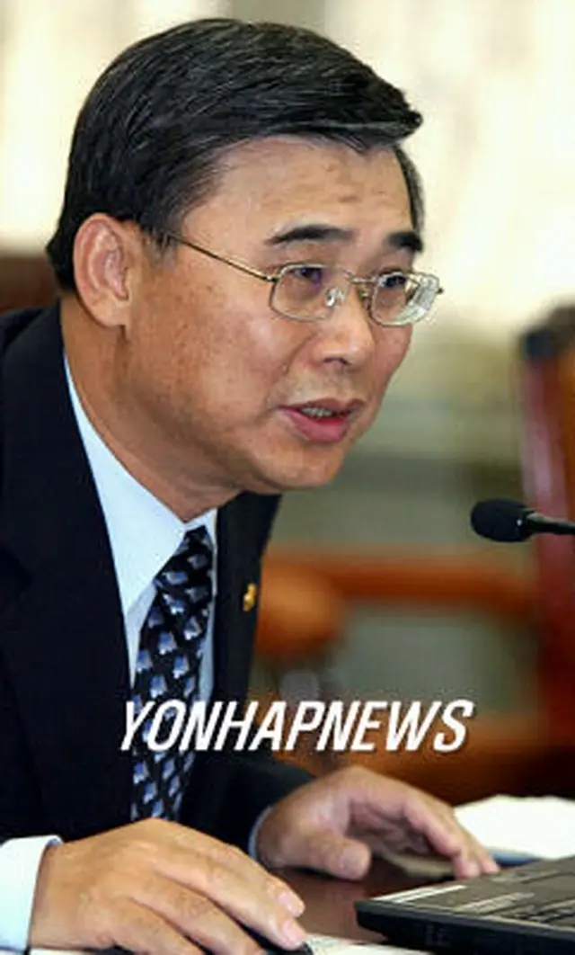 議員らからの質疑に回答する李長官＝６日、ソウル（聯合）