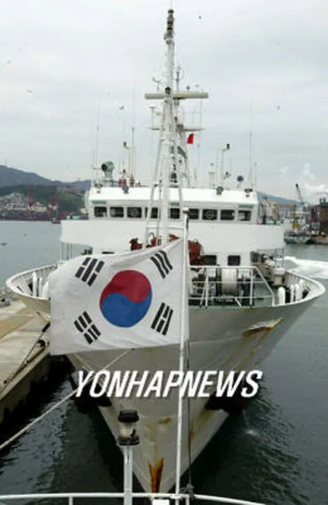 釜山港に入港した「海洋２０００号」＝６日、釜山（聯合）