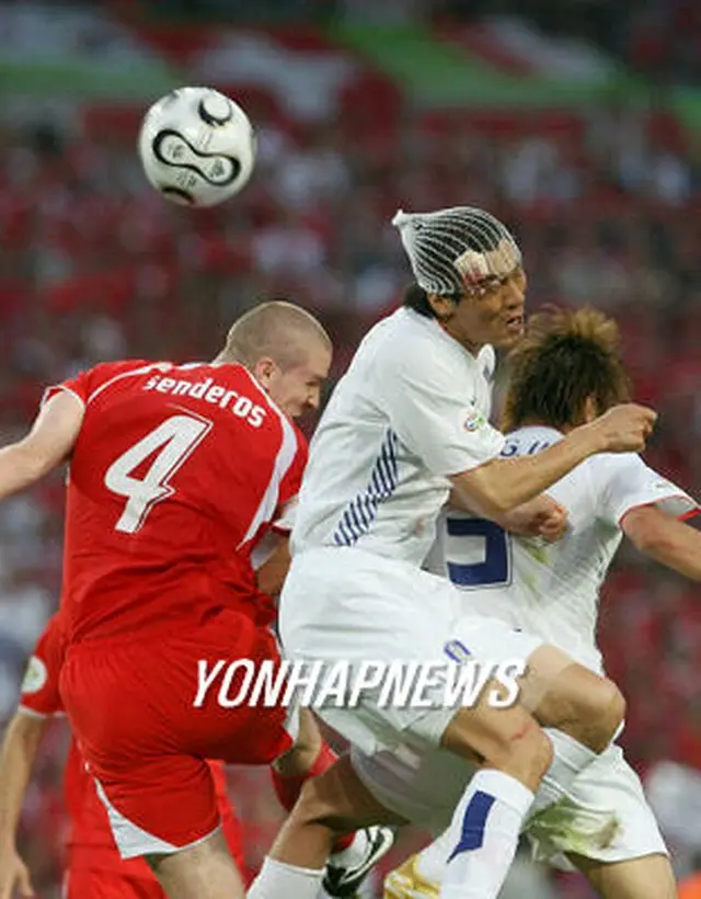 Ｗ杯ドイツ大会のスイス戦では負傷しながらも闘志を失わなかった（中央）＝２００６年、ハノーバー（聯合）