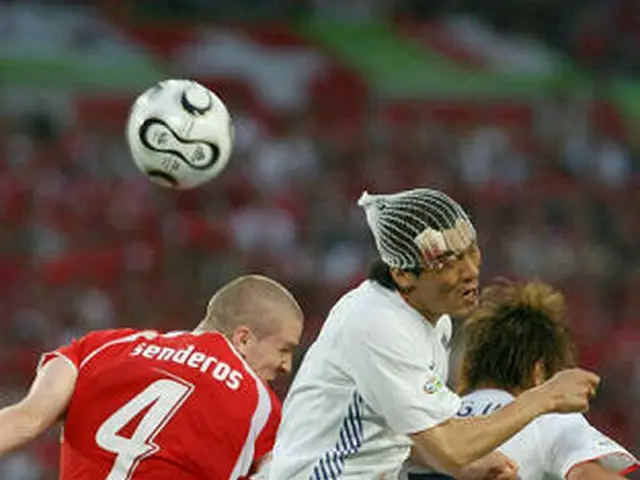 Ｗ杯ドイツ大会のスイス戦では負傷しながらも闘志を失わなかった（中央）＝２００６年、ハノーバー（聯合）