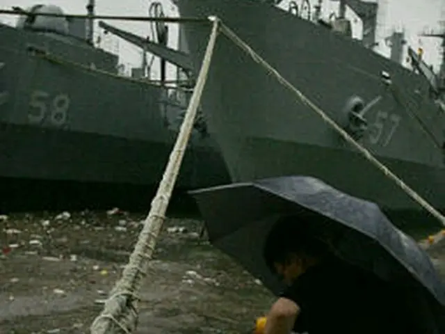 太いロープでつながれる大型軍艦。慶尚南道の馬山港＝１０日、馬山（聯合）