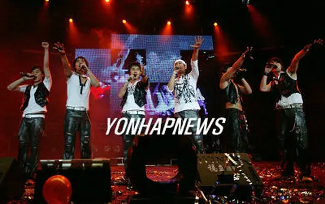 8日午後、上海で1万人を前に中国初コンサートを行ったSHINHWA＝9日、上海（聯合）