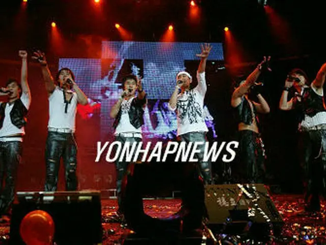 8日午後、上海で1万人を前に中国初コンサートを行ったSHINHWA＝9日、上海（聯合）