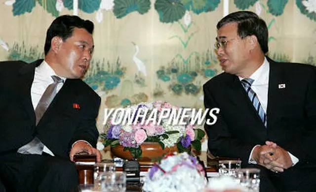 歓談する李鍾ソク長官（右）と権虎雄内閣責任参事＝11日、釜山（聯合）