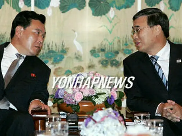 歓談する李鍾ソク長官（右）と権虎雄内閣責任参事＝11日、釜山（聯合）