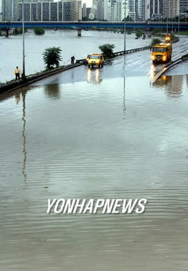 浸水のため通行止めとなった東部幹線道路＝１２日、ソウル（聯合）