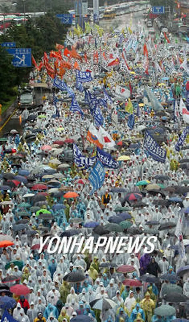 ＦＴＡ反対を叫びながらソウル駅に向かい行進する集会参加者ら＝１２日、ソウル（聯合）