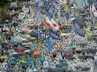韓米ＦＴＡ反対集会、ソウル市庁前に数万人集まる