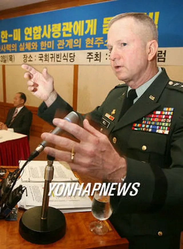 講演するベル韓米連合司令官＝１３日、ソウル（聯合）