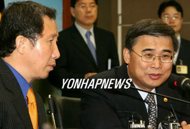 ウリ党本部を訪れた李鍾ソク・統一部長官（右）と金槿泰・ウリ党議長＝１４日、ソウル（聯合）
