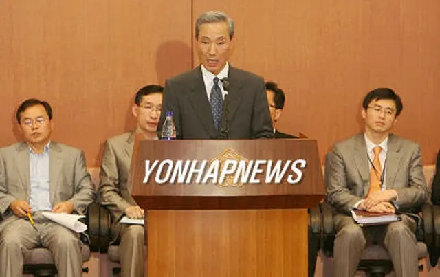 外交通商部庁舎で会見を行う金宗フン首席代表＝１４日、ソウル（聯合）