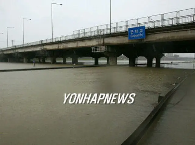 ソウル市内の東部幹線道路は豪雨により君子橋付近が完全に水に浸かっている＝１６日、ソウル（聯合）