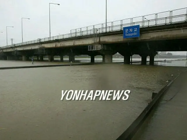 ソウル市内の東部幹線道路は豪雨により君子橋付近が完全に水に浸かっている＝１６日、ソウル（聯合）