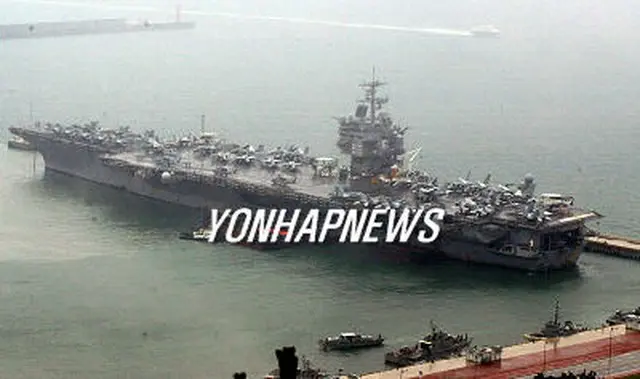 釜山港に入港する米海軍の原子力航空母艦エンタープライズ＝１８日、釜山（聯合）