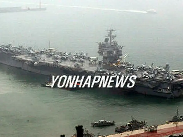 釜山港に入港する米海軍の原子力航空母艦エンタープライズ＝１８日、釜山（聯合）
