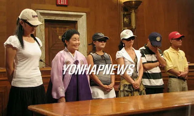 米上院で会見する脱北者＝１９日、ワシントン（聯合）