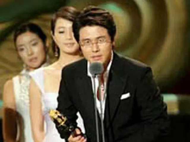 大鐘賞で主演男優賞に『王の男』のカム・ウソンが選ばれた＝21日、ソウル（聯合）