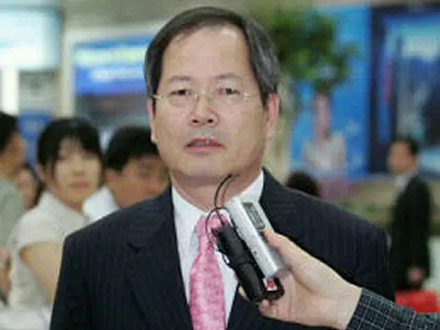 金浦空港に到着し、記者の質問に答える千英宇本部長＝２１日、ソウル（聯合）