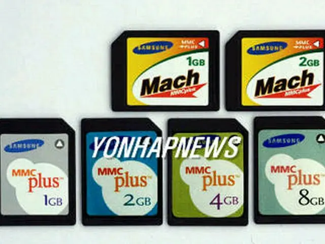 サムスン電子が開発した世界最速のメモリカード「ＭＭＣプラス」＝２７日、ソウル（聯合）