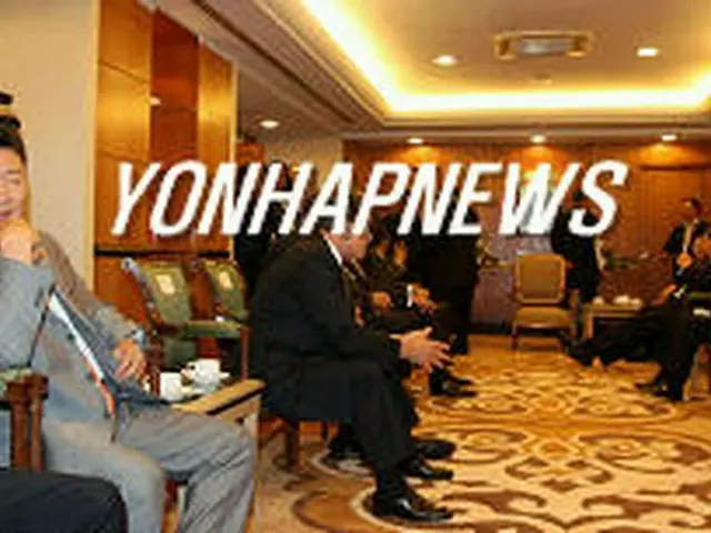 マレーシア首相表敬訪問の席で、北朝鮮の白南淳外相（右端）を見遣る潘基文・外交通商部長官（左端）＝２７日、クアラルンプール（聯合）