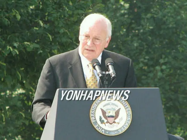 朝鮮戦争休戦５３周年記念式で演説するチェイニー副大統領＝２７日、ワシントン（聯合）